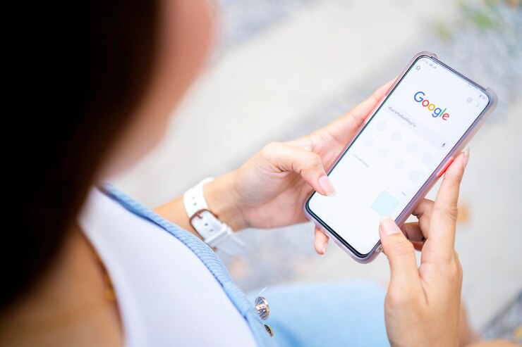 2 de fevereiro de 2020 Bangkok Tailândia Mulher asiática está digitando no mecanismo de pesquisa do Google a partir de um smartphone Google é o maior mecanismo de pesquisa da Internet do mundo