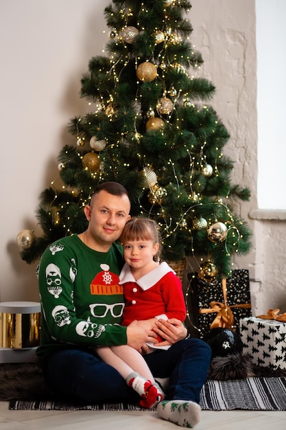 2. Dezember 2022 Vinnytsia Ukraine Vater und Tochter in der Nähe des Weihnachtsbaums