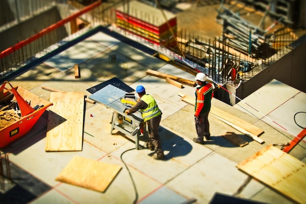2 hombres en un sitio de construcción durante el día