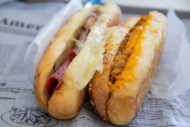 2 Sándwich cubano con jamón de queso y cerdo frito servido en papel vegetal vista superior