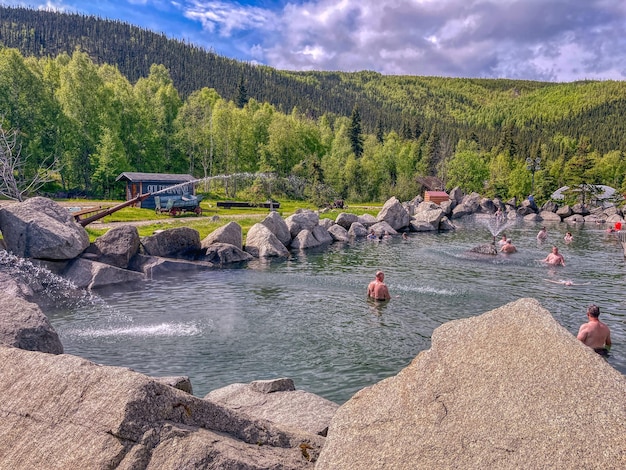 20/06/21 Fairbanks, Alasca, EUA Pessoas relaxando em Chena Hot Springs