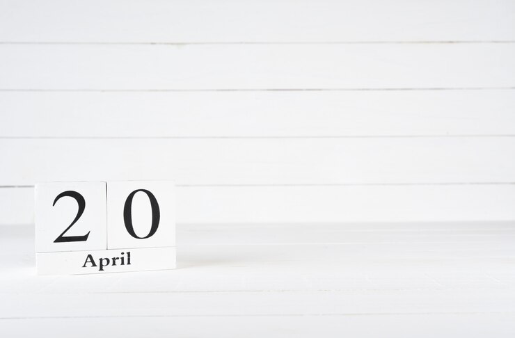 20 de abril, día 20 del mes, cumpleaños, aniversario, calendario de bloques de madera sobre fondo blanco de madera con espacio de copia de texto.
