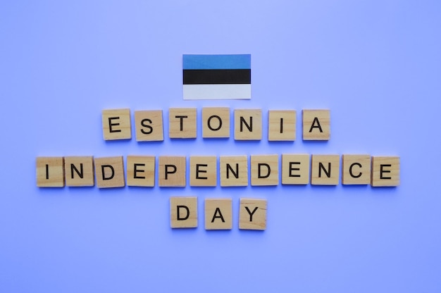 20 de agosto Día de la Restauración de la Independencia de Estonia bandera minimalista de Estonia con la inscripción en letras de madera sobre un fondo azul