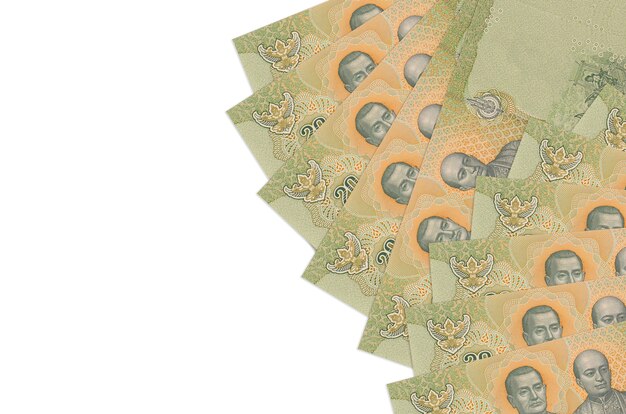 20 billetes de baht tailandés se encuentra aislado en blanco