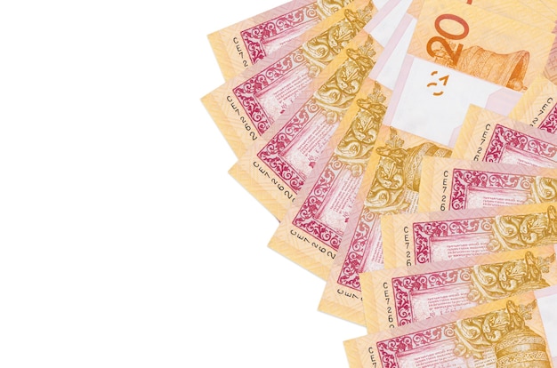20 contas de rublos bielorrussos encontram-se isoladas. Informações básicas conceituais da vida rica. Grande quantidade de riqueza em moeda nacional