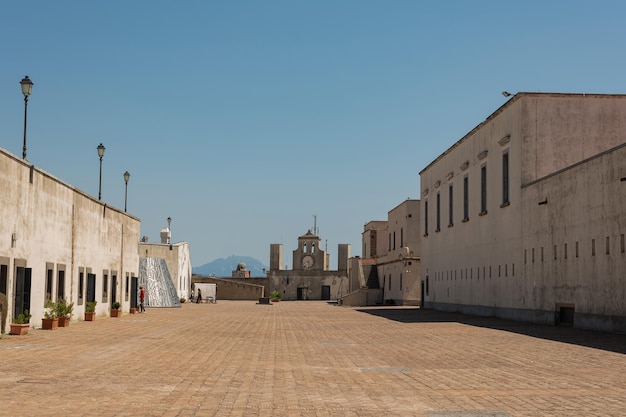 20 de julho de 2022 Nápoles Itália Castelo de Sant'Elmo é uma fortaleza medieval localizada no Monte Vomero adjacente ao Certosa di San Martino