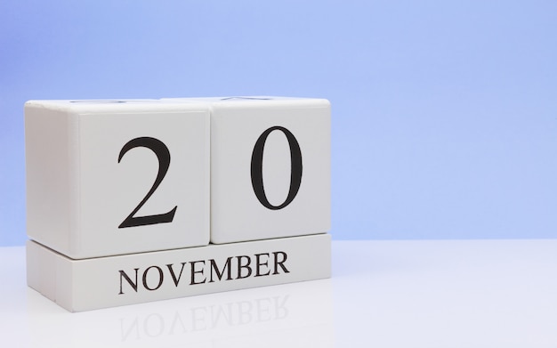 20 de novembro Dia 20 do mês, calendário diário na mesa branca com reflexão