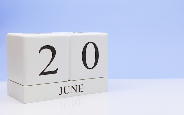 20 de junio. Día 20 del mes, calendario diario sobre mesa blanca.