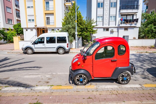 20 de mayo de 2022 Antalya Turquía Chinese Regal Raptor Motors modelo K5 mini coche eléctrico estacionado en la calle de la ciudad Pequeño y divertido transporte ecológico moderno