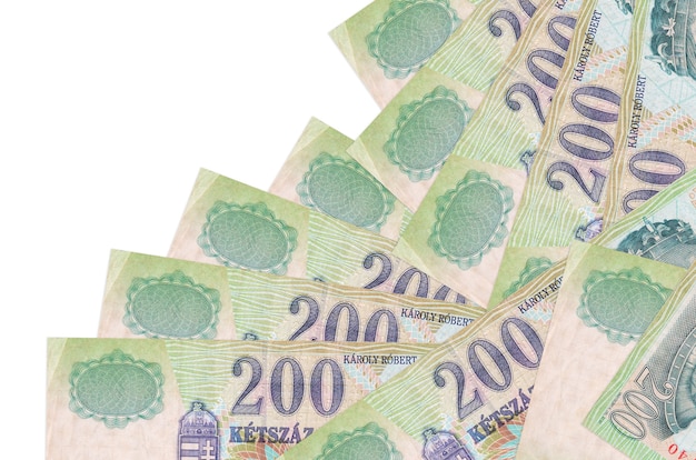 200 billetes de florín húngaro se encuentran en un orden diferente aislado en blanco. Concepto de banca local o hacer dinero.