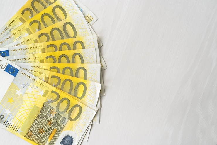 Foto 200 euro banknoten im fächer auf holztisch