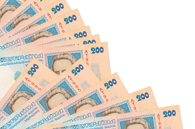 200 facturas de grivnas ucranianas se encuentra aislado sobre fondo blanco con espacio de copia apilados en el ventilador cerrar