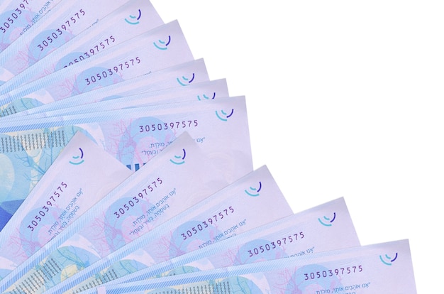200 israelische neue Schekel-Rechnungen liegen isoliert auf weißem Hintergrund mit im Fächer-Nahaufnahme gestapeltem Kopienraum