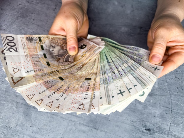 200 polnisches Geld in weiblicher Hand Zählen Sie die Scheine