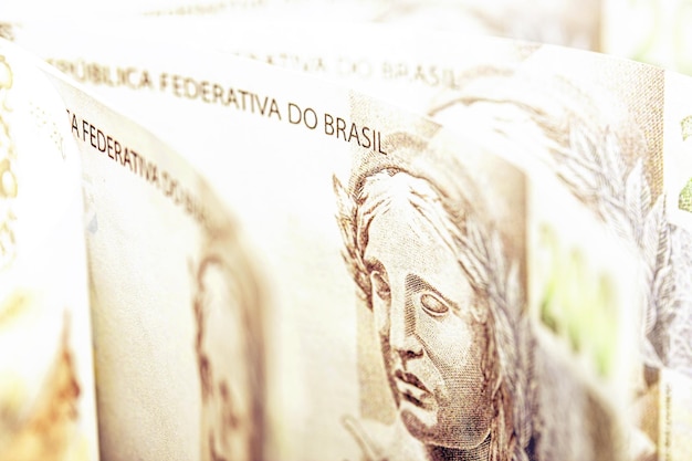 200-Reais-Scheine, Geld aus Brasilien, echtes Banknotengeld aus Brasilien mit strahlendem Licht, Zahlungskonzept, Preis oder Bonus.