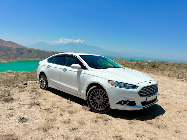 2015 Ford Fusion Titanium 20 ecoboost em torno do reservatório Azat Yerevan Armênia 2023 15 de julho