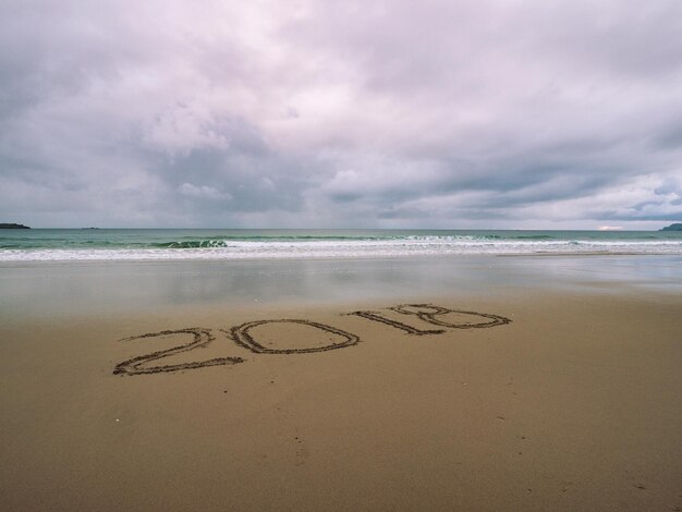 Foto 2018 worte auf dem sandstrand nordirland