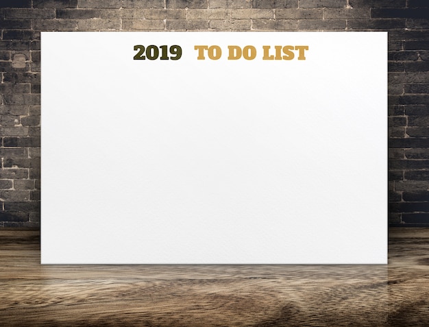2019 ano novo para fazer a lista em papel branco cartaz na sala de piso de madeira marrom e parede de tijolo