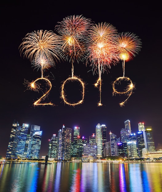 2019 feliz ano novo fogo de artifício sparkle com edifício central do distrito empresarial de singapura à noite