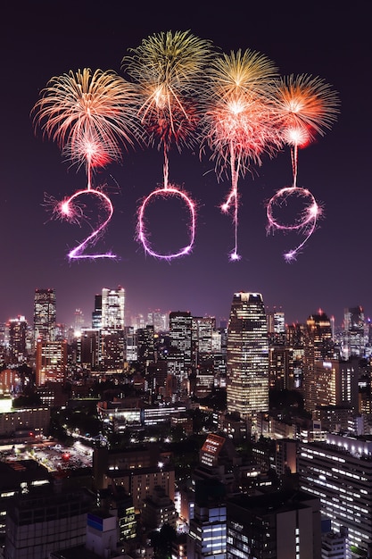 2019 Frohes neues Feuerwerk mit Tokyo in der Nacht, Japan