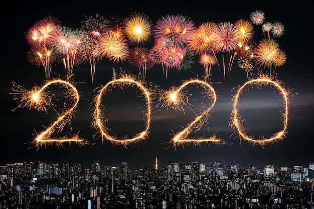 2020 guten rutsch ins neue jahr-feuerwerke über tokyo-stadtbild nachts, japan