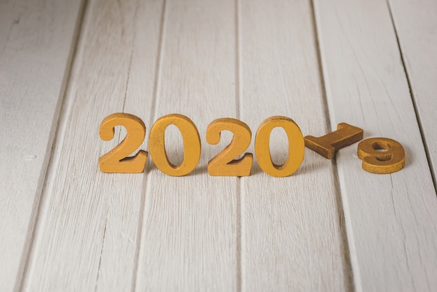 Foto 2020 número de ouro em madeira. feliz ano novo