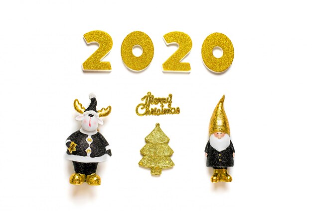 2020 números decorados com brilho dourado, elfo, veado na cor preta, dourada, isolado no fundo branco.