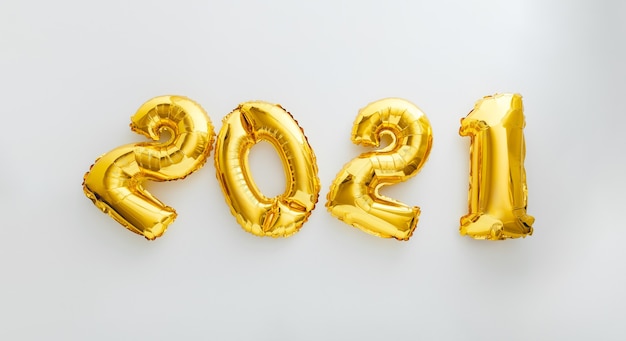 2021 Ballontext auf Weiß. Frohe Silvestereinladung mit Weihnachtsgoldfolienballons 2021.