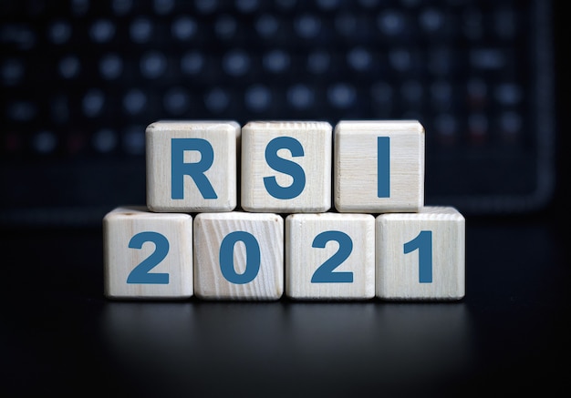 2021 conceito de texto rsi em cubos de madeira em um teclado preto