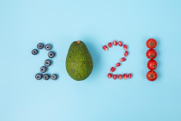 2021 Feliz año nuevo y nuevo tú con frutas y verduras