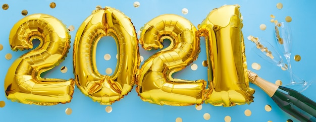 2021 goldene Luftballons mit Champagnerflasche und Konfetti