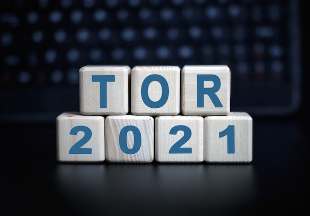 2021 Konzept TOR Text in Holzwürfeln auf einer schwarzen Tastatur