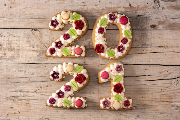 2021 Kuchen auf Holzoberfläche.