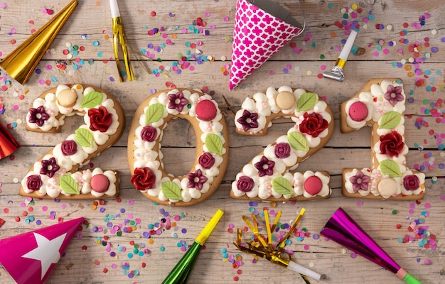 2021 Kuchen auf Holzoberfläche.