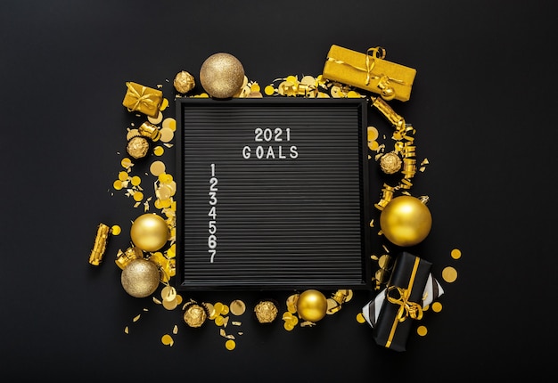 2021 Lista de metas em quadro de papel preto em moldura feita de ouro decoração festiva de Natal.