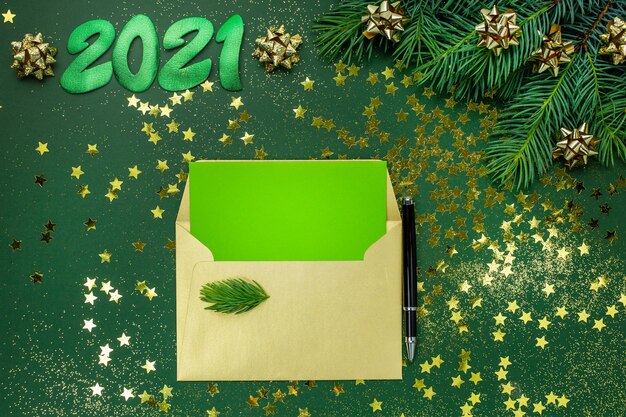 2021 plano plano com um envelope em verde