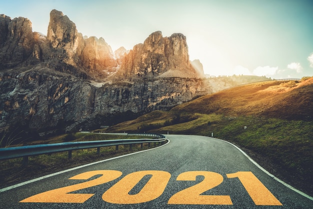 2021 Viagem de viagem de ano novo e conceito de visão de futuro. Natureza paisagem com rodovia que leva à celebração do feliz ano novo no início de 2021 para um começo novo e bem-sucedido.