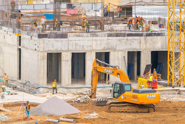 2022 01 de mayo Moscú Rusia Trabajadores de la construcción en el sitio de construcción Industria de la construcción moderna Venta y alquiler de bienes inmuebles