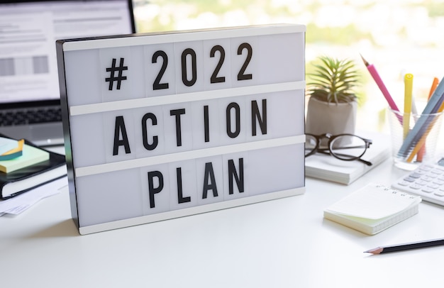 2022 Aktionsplantext auf Leuchtkasten auf Schreibtischtisch im Büro.Geschäftsmotivation oder -management.