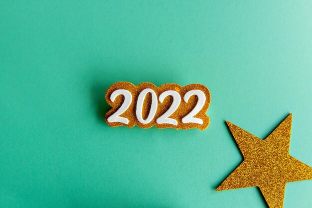 2022 auf grünem Hintergrund mit Sternen, Neujahrskonzept