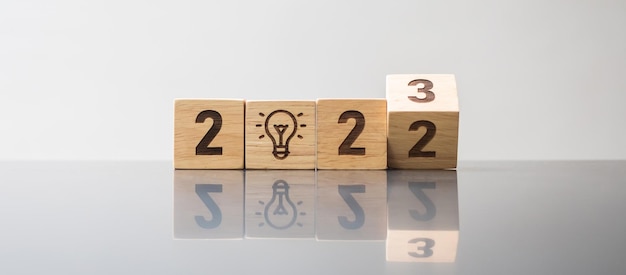 2022 bis 2023 Block mit Glühbirnensymbol Geschäftsidee Kreatives Denken Brainstorming Zielauflösung Strategieplan Aktionsänderung und Neujahrsstartkonzepte