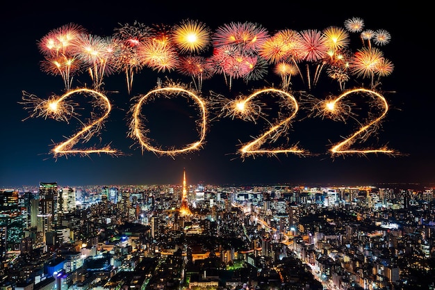 2022 feliz año nuevo fuegos artificiales celebrando sobre el paisaje urbano de Tokio por la noche, Japón