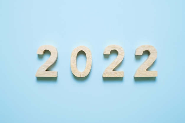 2022 número de texto de madeira sobre fundo azul. Conceitos de resolução, plano, revisão, meta, início e feriado de Ano Novo