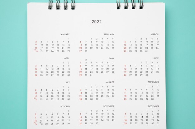 Foto 2022 página do calendário no fundo azul, planejamento de negócios, nomeação, conceito de reunião