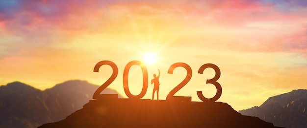 2023 Bienvenido Feliz año nuevo 2023 El hombre se encuentra con el amanecer en las montañas feliz Año Nuevo 2023 Nuevo comienzo motivación mensaje de cita inspiradora en la silueta de la mujer ganadora