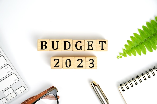 2023 Budgetplanung und Allokationskonzept, Budgettext auf Holzwürfel mit Tastaturbrille und Pe