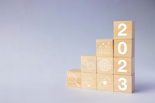 2023 concepto de crecimiento empresarial para el éxito paso de bloque de madera con concepto de icono sobre estrategia empresarial Plan de acción Meta y visión de proyecto de pila de mano objetivo
