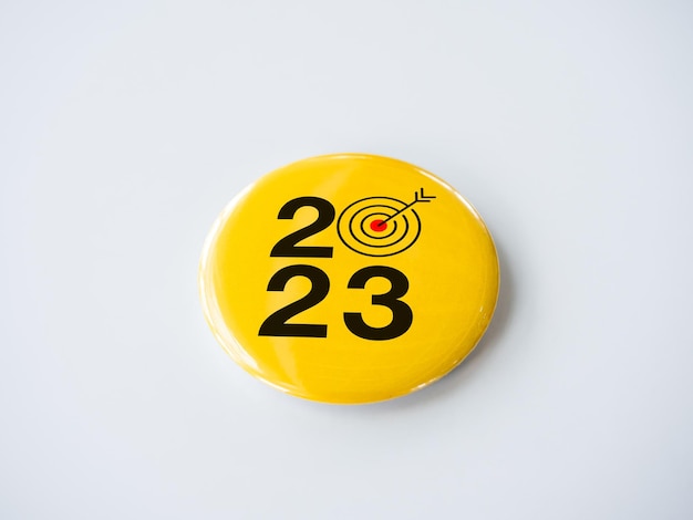 2023 Feliz ano novo fundo Objetivo de negócios com números de ano e sinal de ícone de alvo vermelho no pino de crachá redondo amarelo isolado no fundo branco Bem-vindo Feliz Natal Feliz Ano Novo 2023