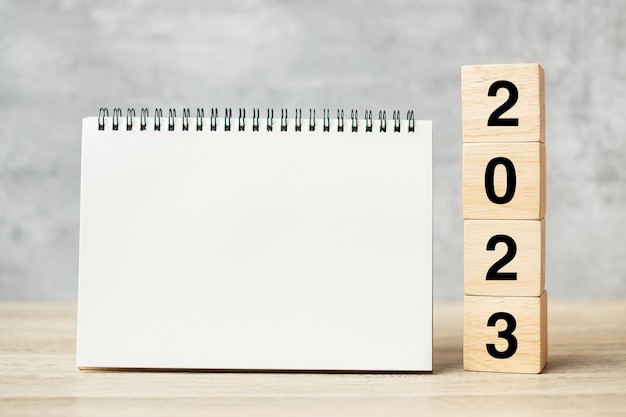 Foto 2023 frohes neues jahr mit leerem notizbuch und countdown für holzzahlen resolution goals plan action and mission concept