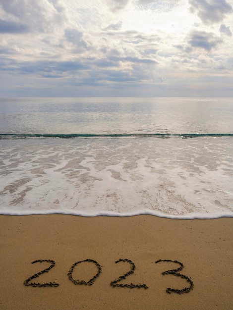 2023 handgeschrieben in Sand an einem wunderschönen Strand